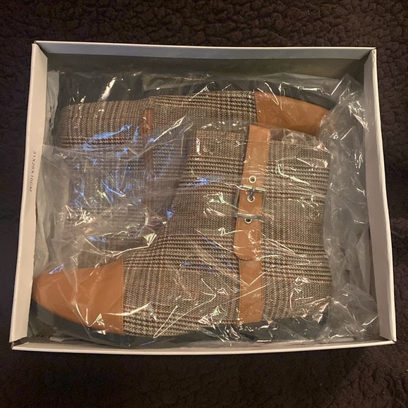 Plaid/peanut butter stylish ankle boots!  Very stylish! - Picture 8 of 10
